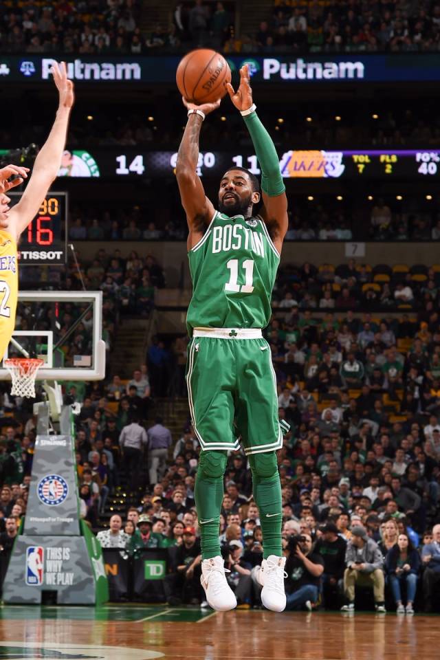 媒体人热议中足联颁奖：中超最佳教练怎能参考足协杯成绩？（中足联颁奖引媒体争议：评选中超最佳教练为何参考足协杯战绩？）