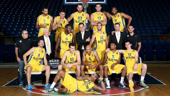 C罗挑战机器人守门员，射门频频被挡出，最后抓住漏洞进球（C罗与机器人门将过招，多次射门被化解，终寻破绽破门）