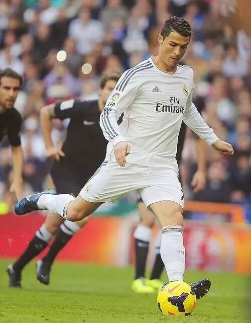 西甲前瞻：莱万特深陷降级区神锋缺席，皇社主帅下课成绩动荡（西甲前瞻：莱万特深陷保级泥潭锋线王牌缺阵，皇社换帅后战绩起伏）