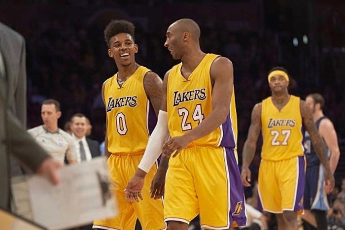 加比亚抱怨对手拖延时间，主裁：补时给了，你们想要15分钟吗（加比亚指责对手拖延，主裁回怼：补时已给，还想要15分钟？）