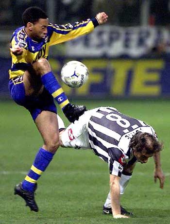 足协杯决赛裁判：韩国裁判高亨进任主裁，德国裁判丹克特任VAR（足协杯决赛执法阵容：韩国裁判高亨进主哨，德国裁判丹克特负责VAR）