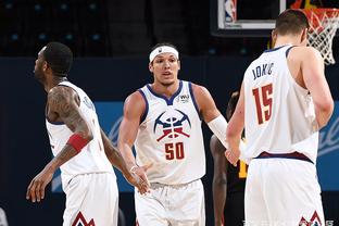 哈登率快船在常规赛中单挑魔术，连续4场得分超28分，但球队仍落后较大。（哈登率快船常规赛对阵魔术，连4场28+仍难阻球队大比分落后）